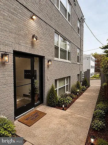 18 bed, $2,450 — Photo 2