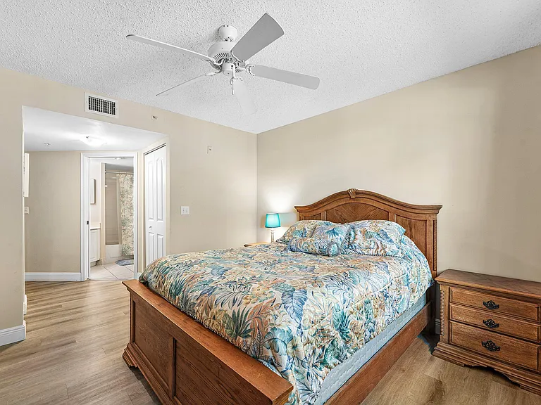 1000 Crestwood Ct S #1015 — Photo 8