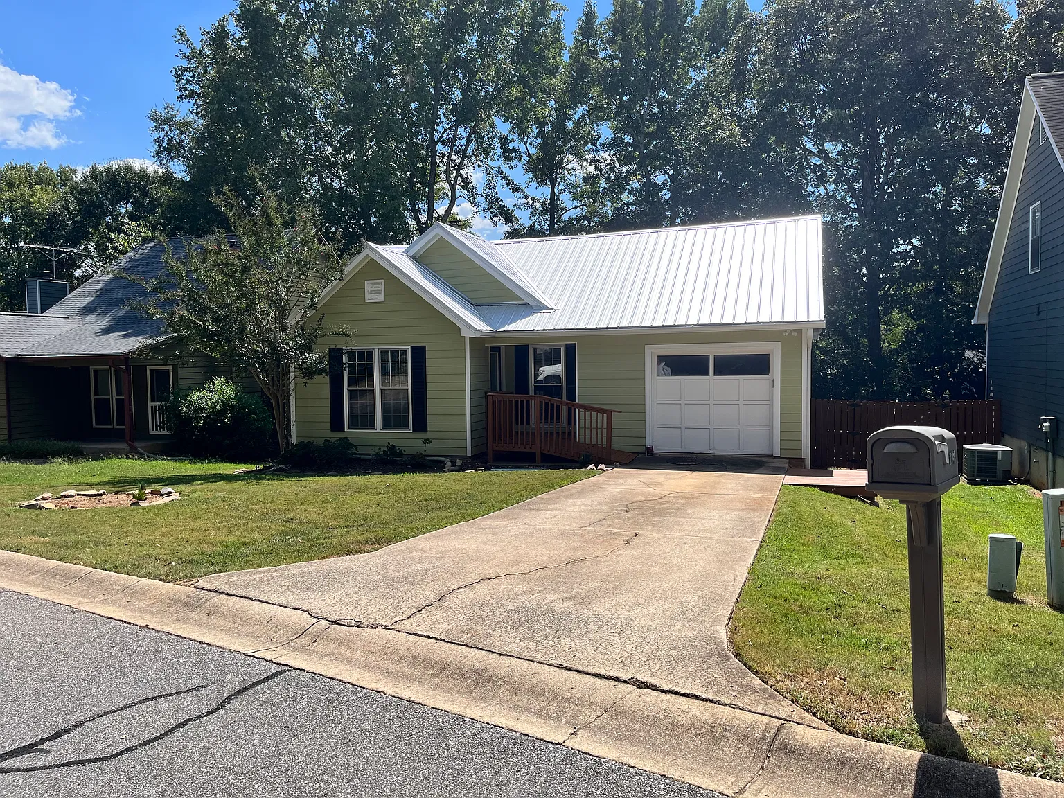 3 bed, 1200 sqft, $1,800 — Photo 2
