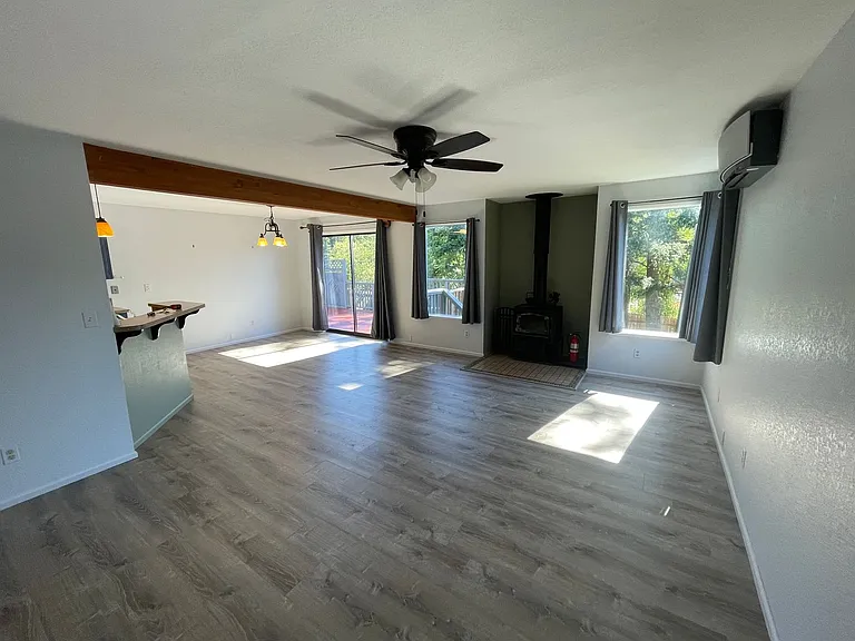 2061 NE 9th Ave — Photo 8