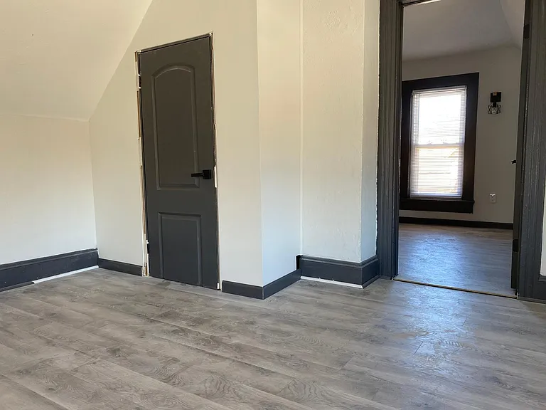 1424 E Broadway St — Photo 18