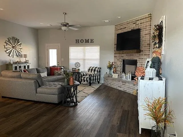 1202 Delmar Dr — Photo 3