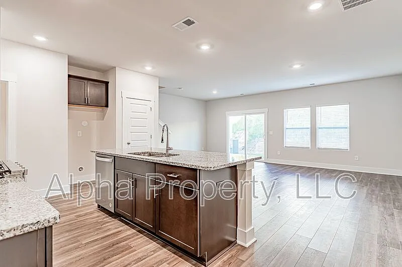 3 bed, 2.5 bath, 1618 sqft, $1,850 — Photo 3