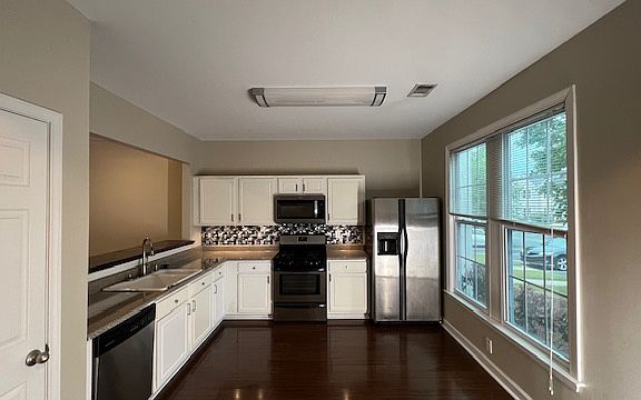 Large side Eat in Kitchen with Stainless steel appliances