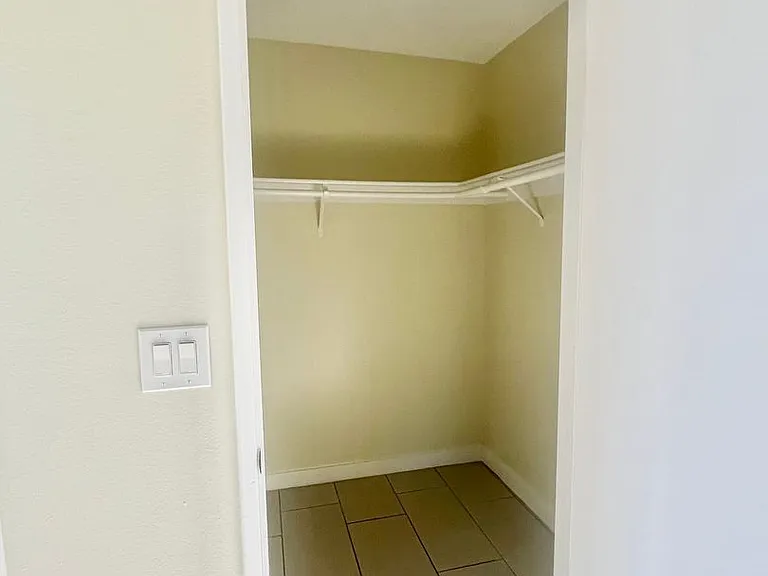 800 Glenoaks Apartments — Photo 14