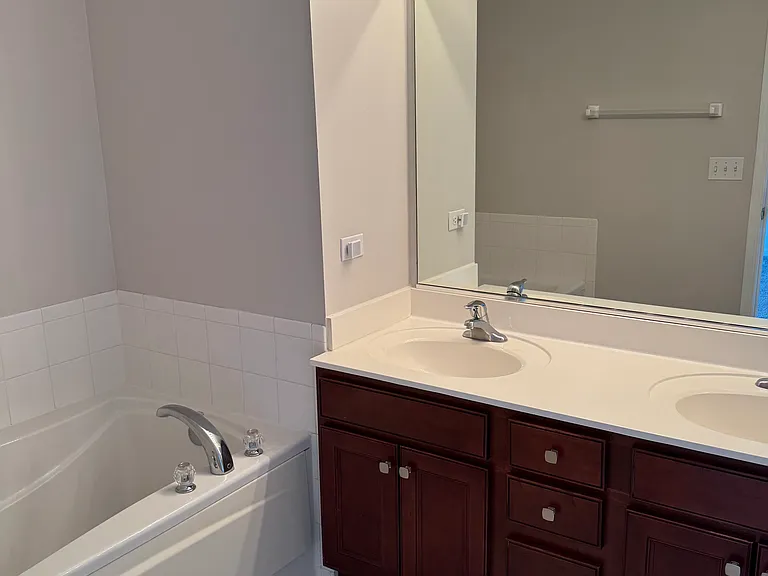 2252 Claremont Ln — Photo 14