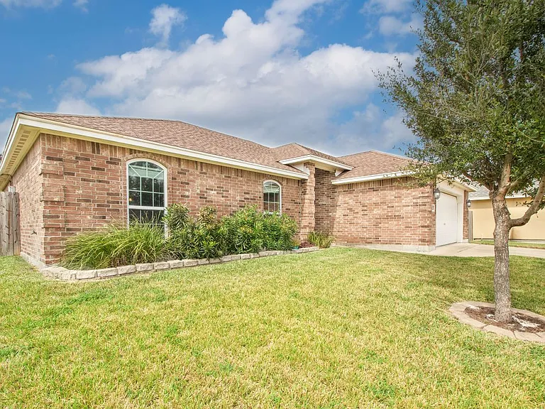 3825 Kangaroo Ct — Photo 2