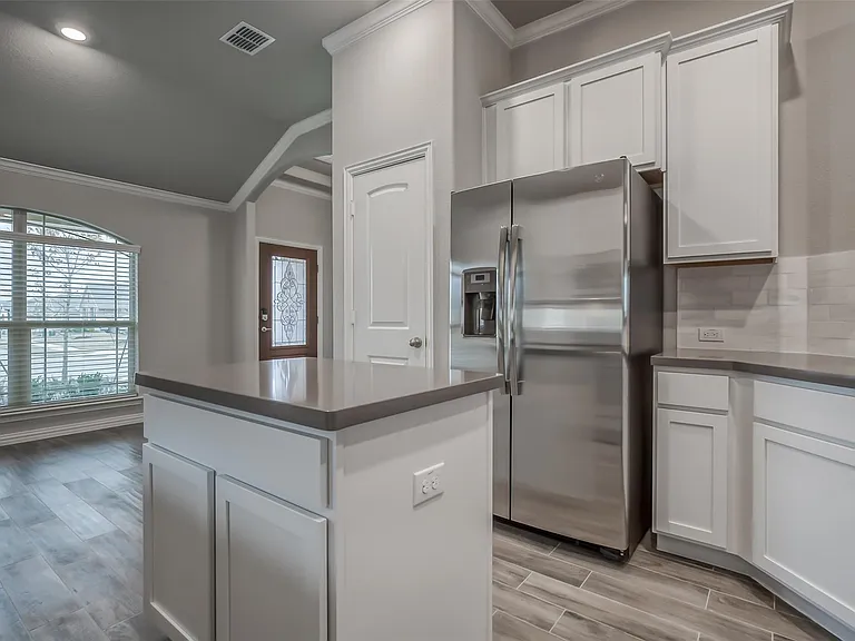 638 Devonshire Ln — Photo 11