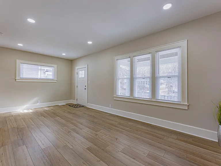 2727 Austin Ave — Photo 5
