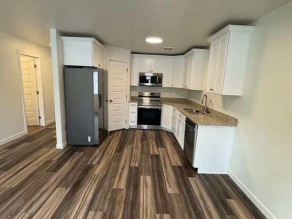 3rd image of 845 Golden Bear Ln
