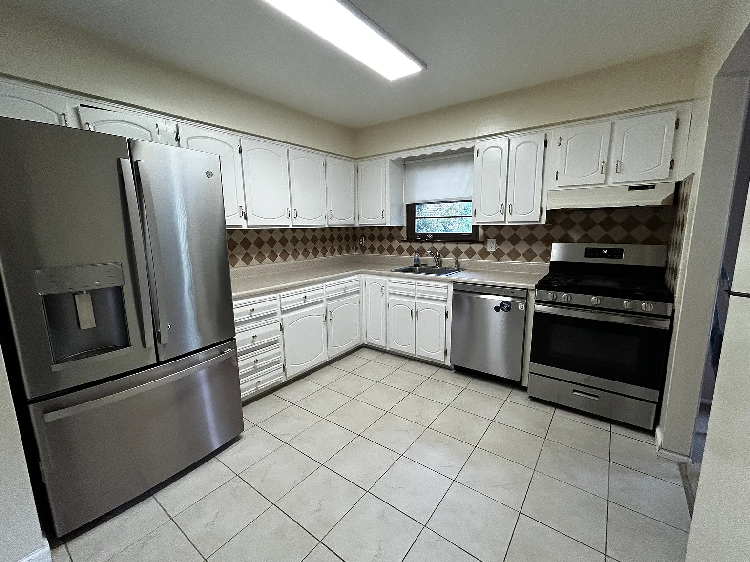 2 bed, 2100 sqft, $3,249 — Photo 4