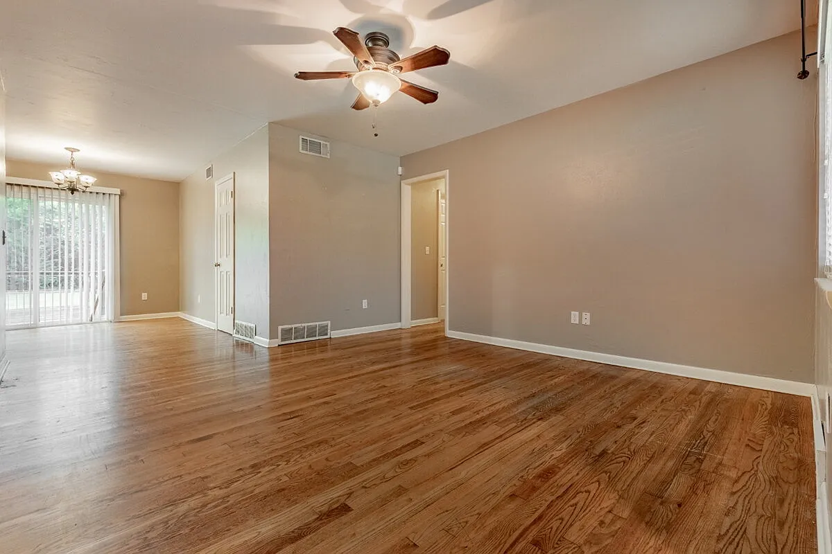 3 bed, 1.5 bath, 1095 sqft, $1,495 — Photo 3