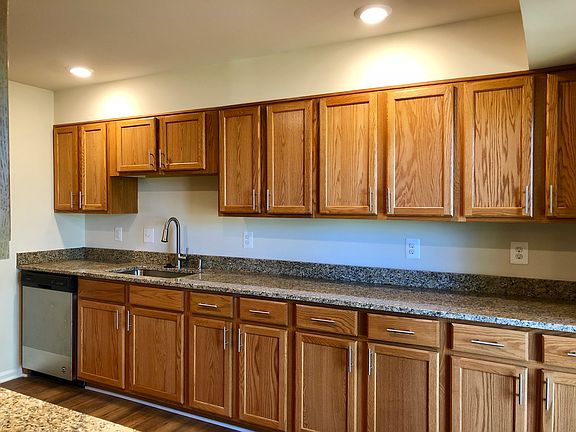 LOTS CABINET/COUNTER SPACE