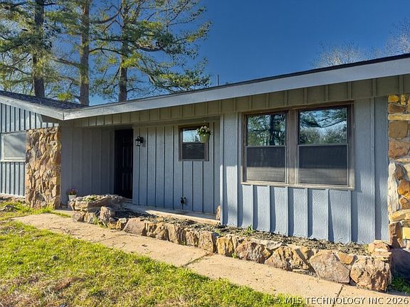 4th image of 152 W Hereford Ln