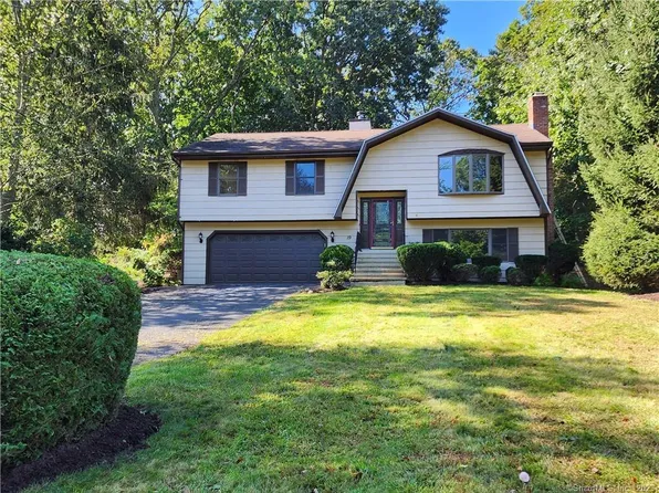 19 Round Hill Road, Trumbull, CT 06611