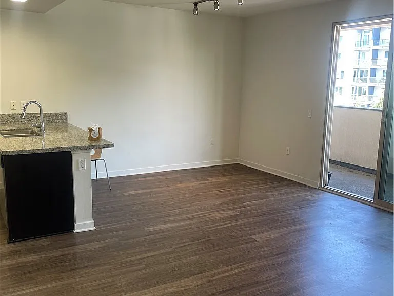 612 E Carson St #209 — Photo 4