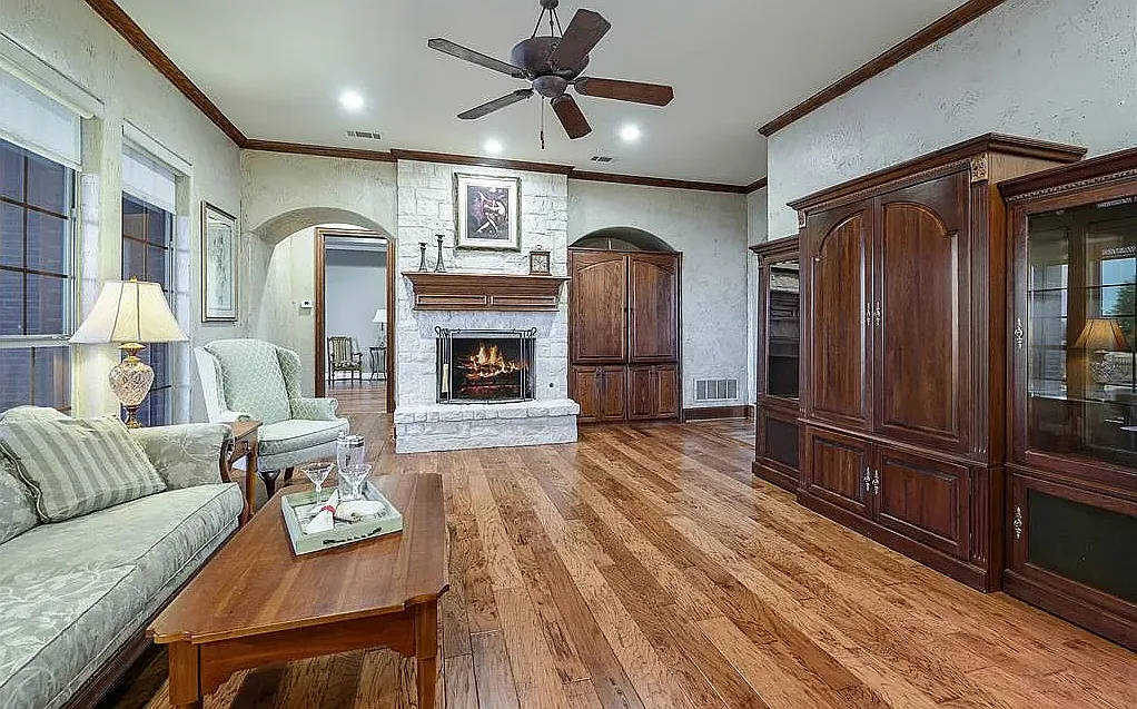 4 bed, 4157 sqft, $4,500 — Photo 2
