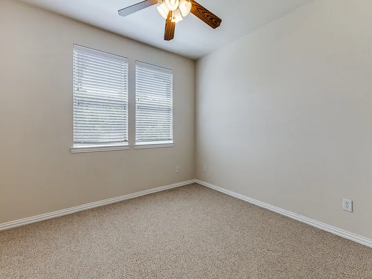 636 Gray Stone Ln — Photo 8