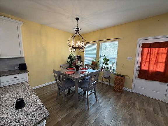 4th image of 1010 Armstrong Rd