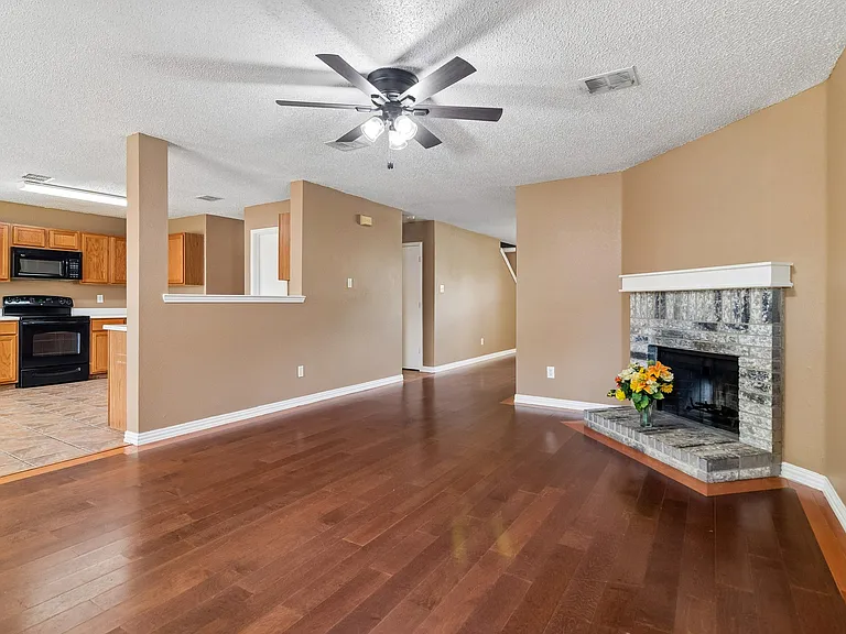 2232 Chestnut Dr — Photo 3