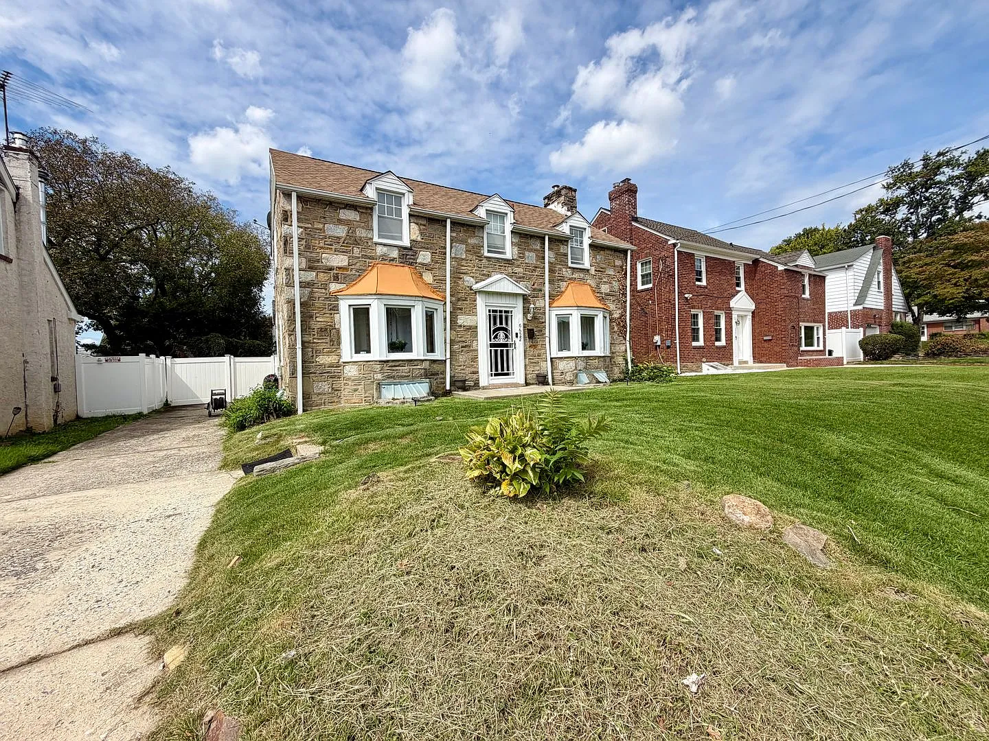 Stunning 3-Bedroom/2-Bathroom Home in East Oak Lane! Available November 1st! — Photo 3