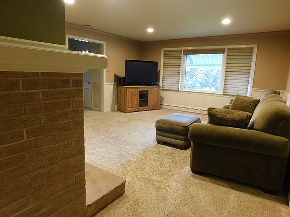 Living room 19'5" x 14'11"