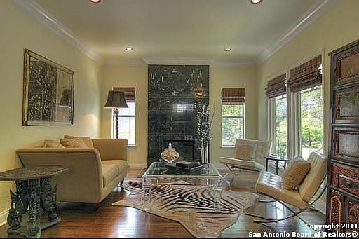 4th image of 330 Corona St