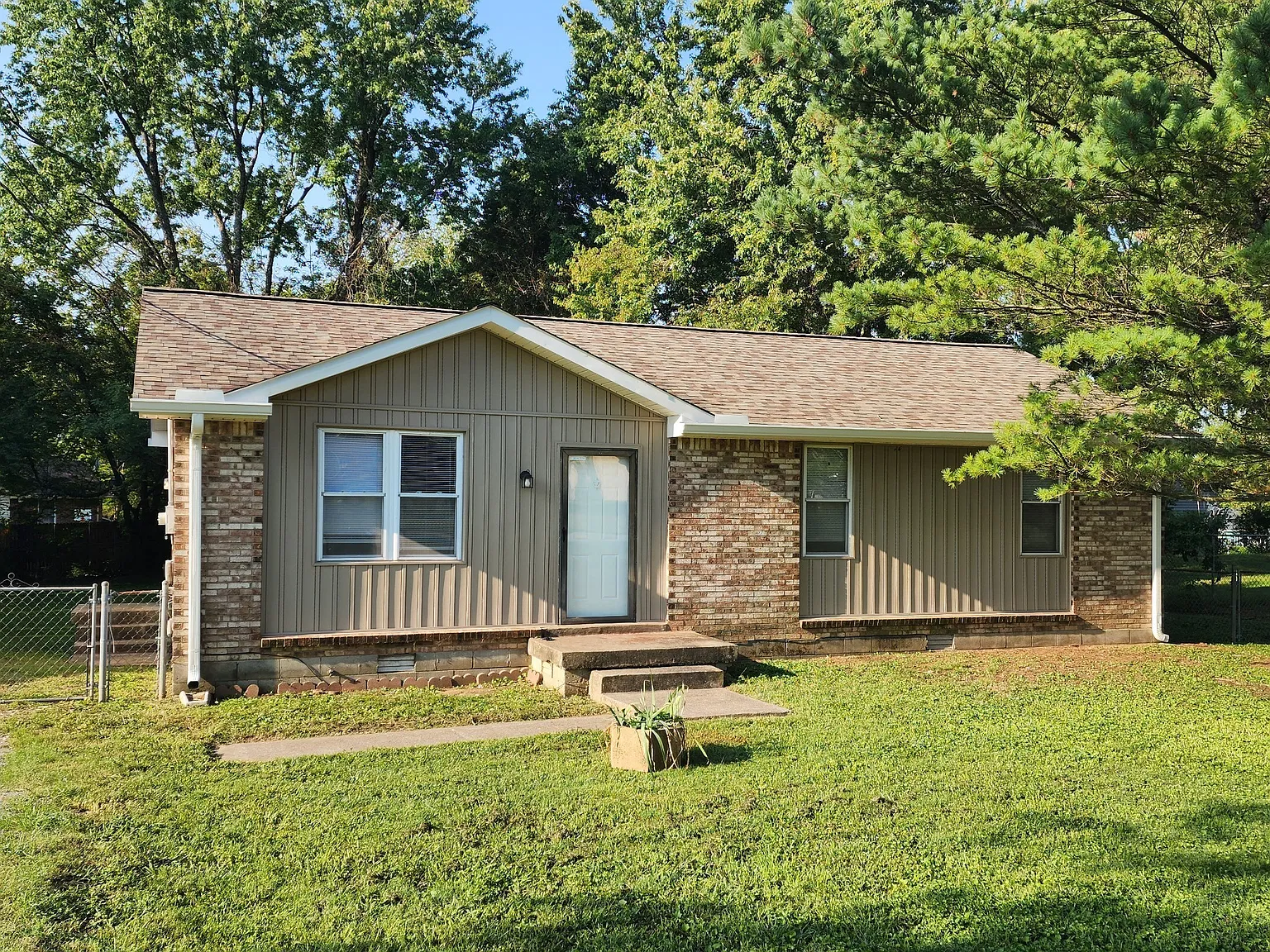 3 bed, 1.0 bath, 1050 sqft, $1,850 — Photo 1