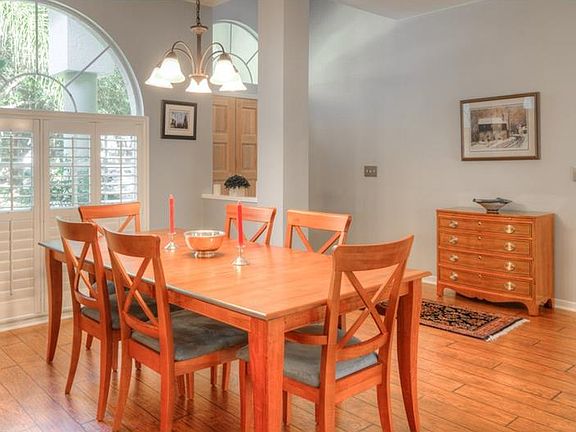 4th image of 9317 Knightsbridge Ct