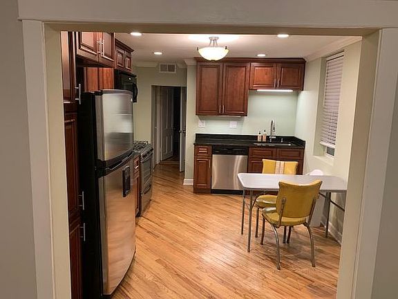 Eat-in Kitchen (old pic, from Fam Room)