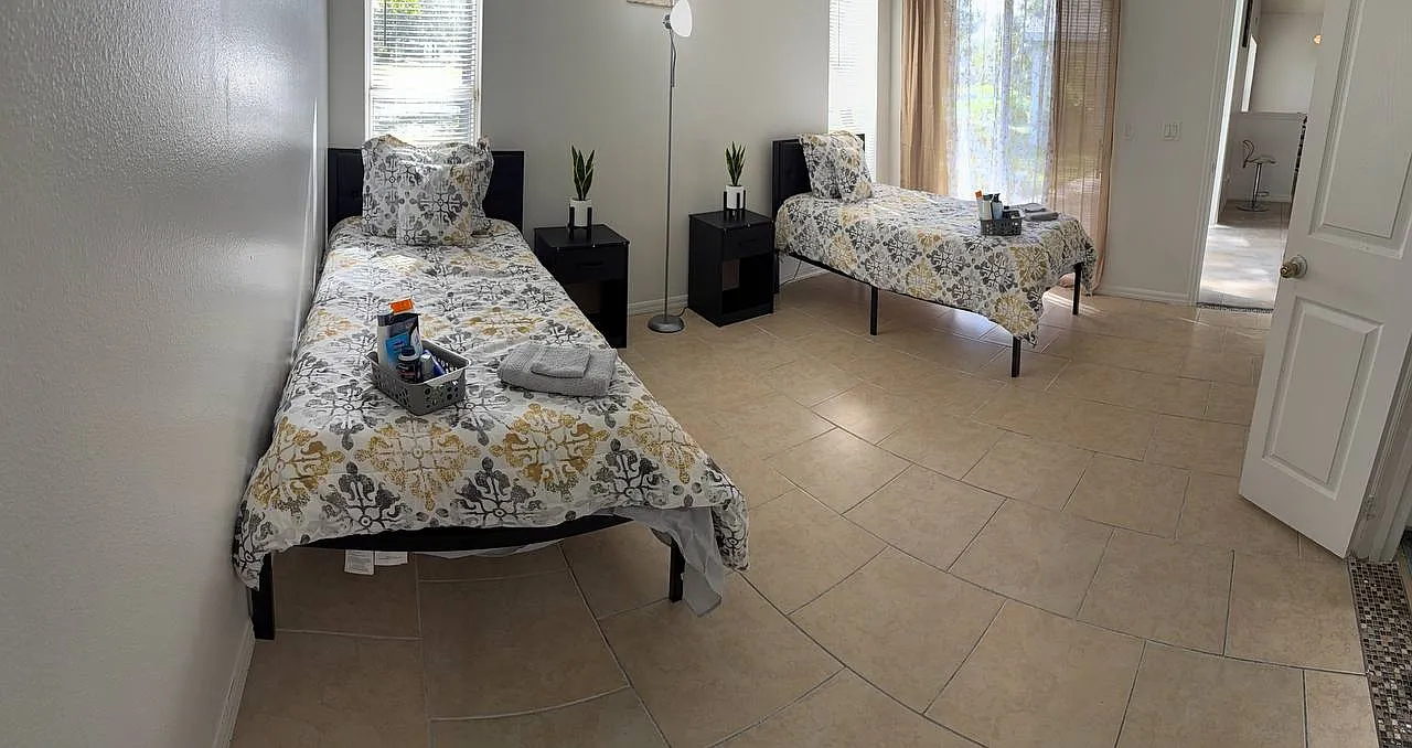 5 bed, 3100 sqft, $750 — Photo 2