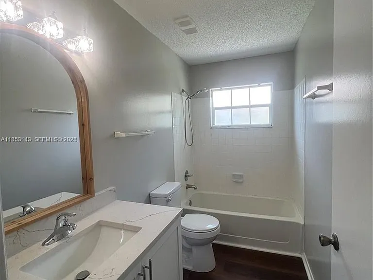 2306 Maplewood Dr — Photo 4