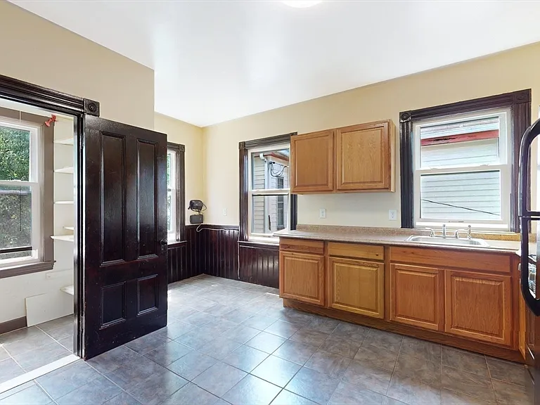 32 Thornton St #2 — Photo 9