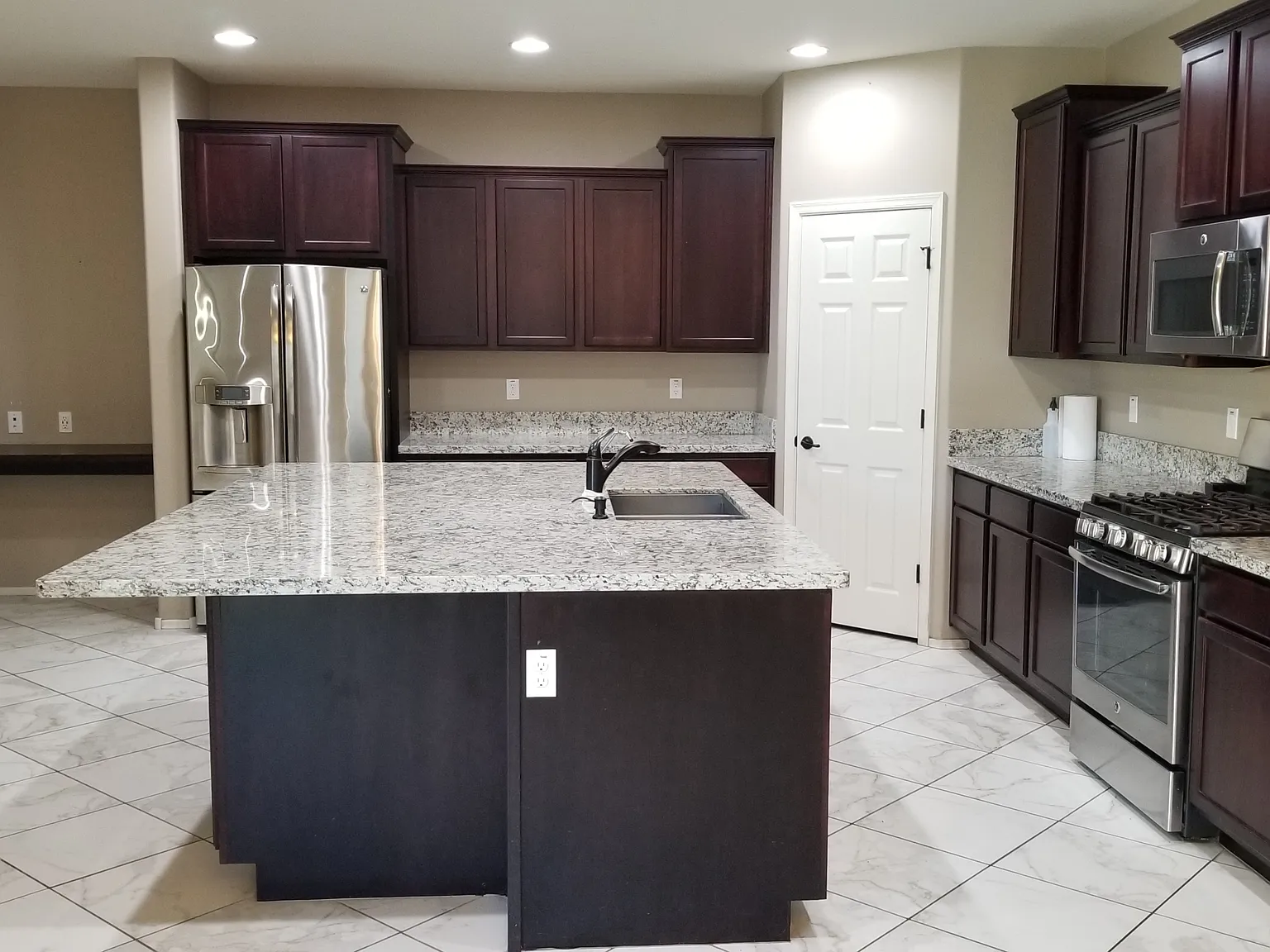 5 bed, 4.5 bath, 3063 sqft, $4,500 — Photo 4