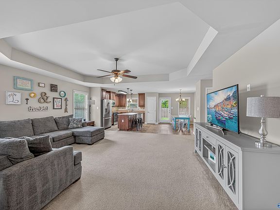 4th image of 221 Waxmyrtle Dr