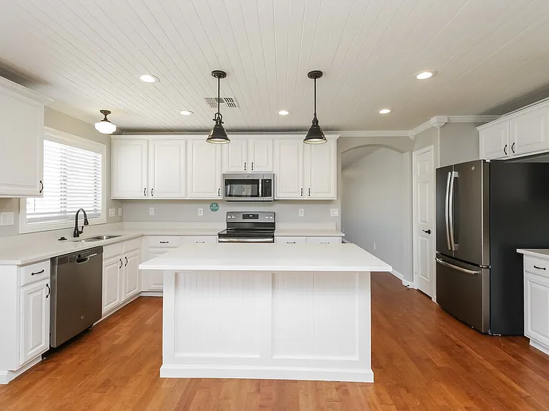 651 E Christopher St — Photo 5