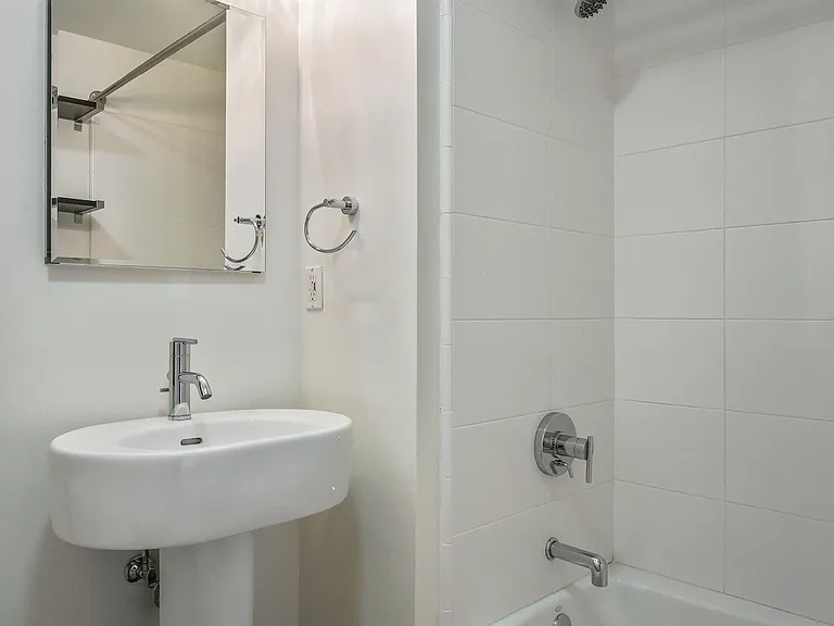 566 S Van Ness Ave #21 — Photo 13