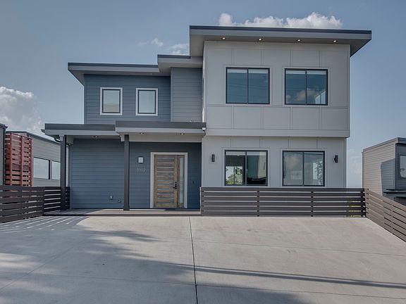 Front view - lots of parking