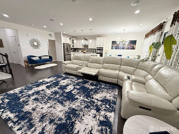 2nd image of 39 Periwinkle Dr #9