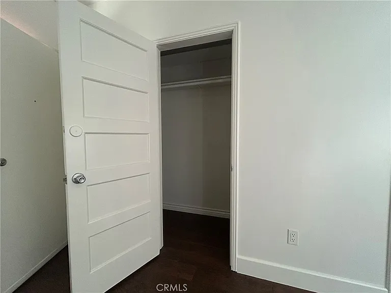 214 E Stocker St #B — Photo 5