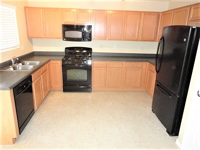 3 bed, 2.0 bath, 1094 sqft, $1,595 — Photo 2
