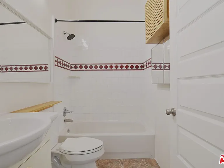 215 W 7th St #1404 — Photo 24