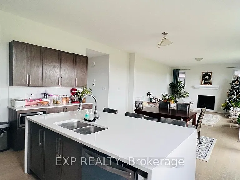 747 Coast Cir — Photo 14