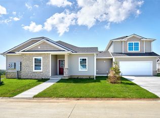 8936 Nelle Ln, West Des Moines, IA 50266