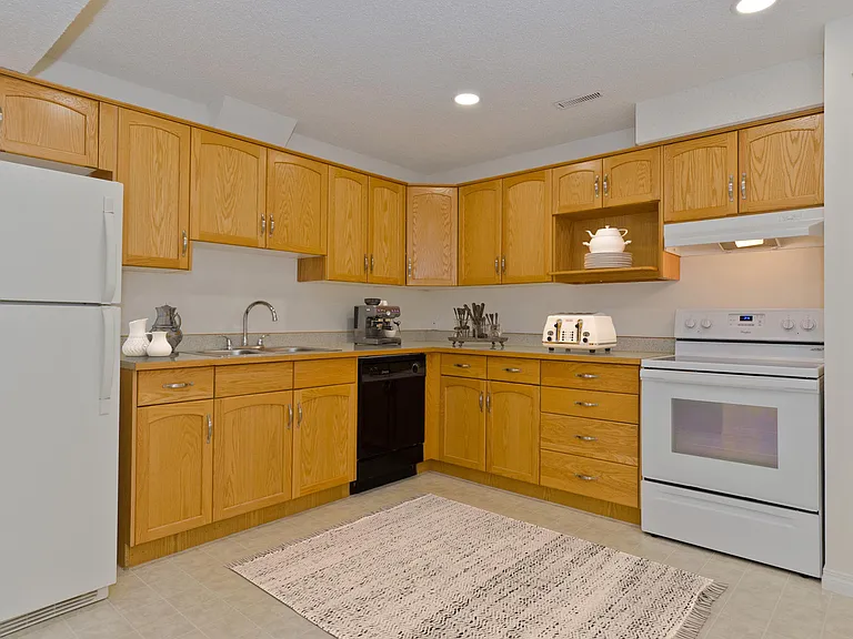 47 Glamis Dr SW — Photo 2
