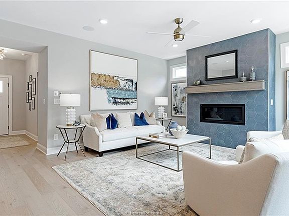 3rd image of 4052 Lakeside Club Dr