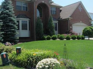 515 Ridge Point Dr, Dundee, MI 48131