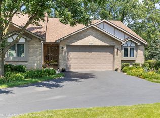 9S217 Clarenbrook Ct, Willowbrook, IL 60527