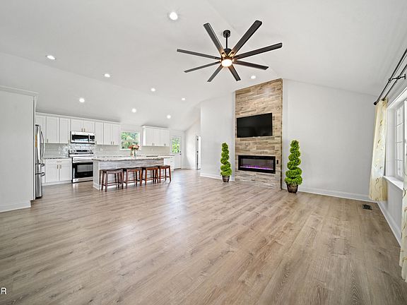 5th image of 412 Apple Valley Rd