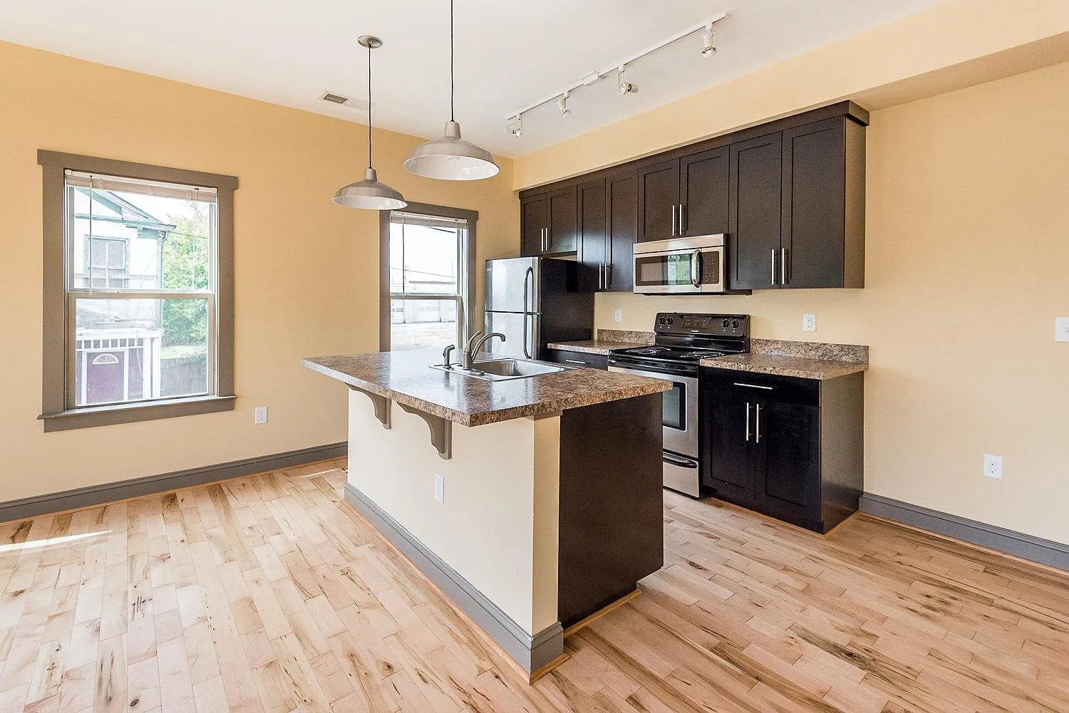 3 bed, 1690 sqft, $2,595 — Photo 4